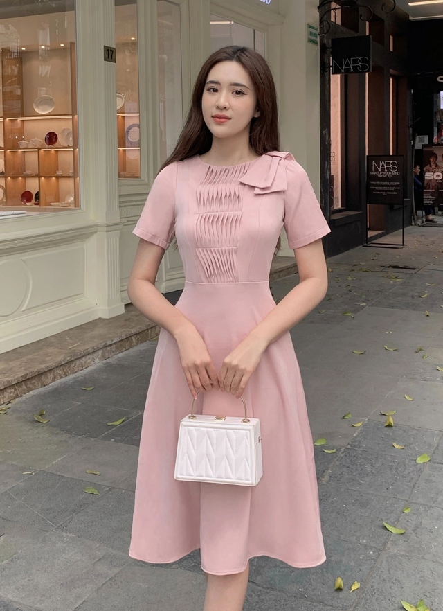Kiêu hãnh giữa ngày hè cùng những mẫu váy dài thanh lịch Kiêu hãnh giữa ngày hè cùng những mẫu váy dài thanh lịch