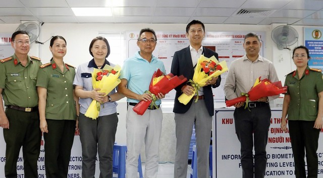 Công an Đồng Nai: 'Tăng ca' cấp định danh điện tử mức 2 cho người nước ngoài- Ảnh 2.