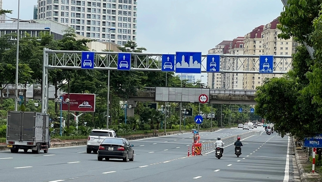 Hà Nội dựng rào sắt phân làn nhiều tuyến đường