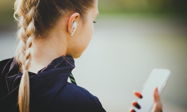 iOS 26 ngừng phát AirPods khi người dùng ngủ quên