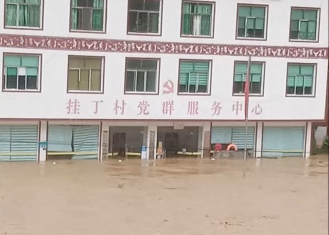Trung Quốc báo động sau khi mưa lũ gây chết người - Ảnh 1.
