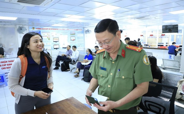 Công an Đồng Nai: ‘Tăng ca’ cấp định danh điện tử mức 2 cho người nước ngoài