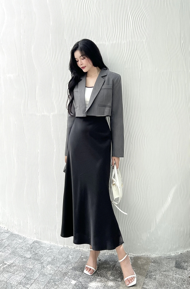 Chân váy satin đen thập niên 90, biểu tượng tối giản cho mùa hè 2025- Ảnh 3. Chân váy satin đen thập niên 90, biểu tượng tối giản cho mùa hè 2025- Ảnh 3.