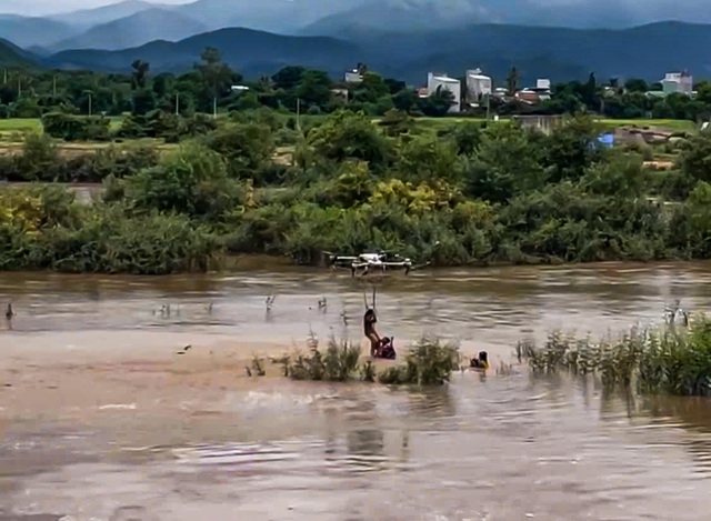 Gia Lai: Dùng máy bay không người lái giải cứu trẻ em giữa dòng lũ- Ảnh 1.
