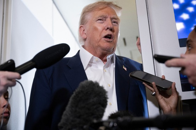 Tổng thống Trump kể về lý do bất hòa với tỉ phú Jeffrey Epstein - Ảnh 1.