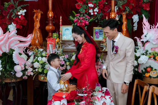 Lan tỏa trên mạng xã hội: Cậu bé nuôi heo đất làm quà cưới tặng chị gái - Ảnh 1.