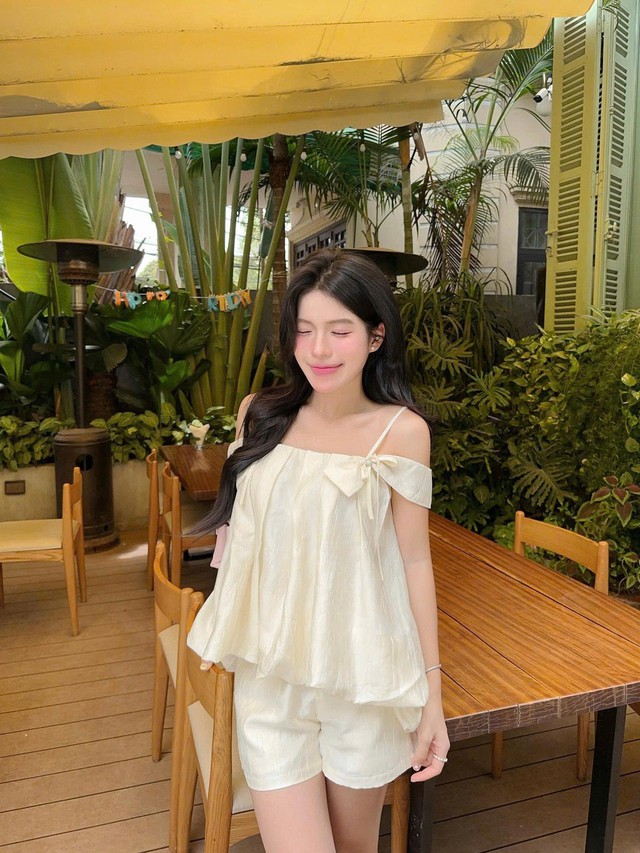 Thanh lịch nhưng gợi cảm, váy áo trễ vai chưa bao giờ lỗi mốt - Ảnh 2.
