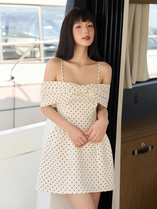 Thanh lịch nhưng gợi cảm, váy áo trễ vai chưa bao giờ lỗi mốt - Ảnh 4.