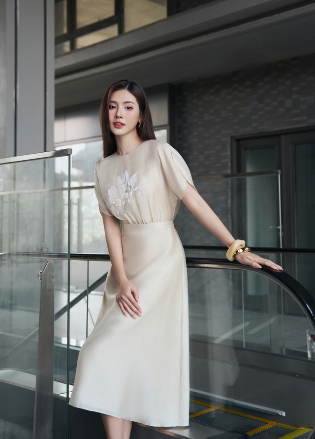 Nâng tầm khí chất qua những bộ trang phục công sở thời thượng- Ảnh 6.