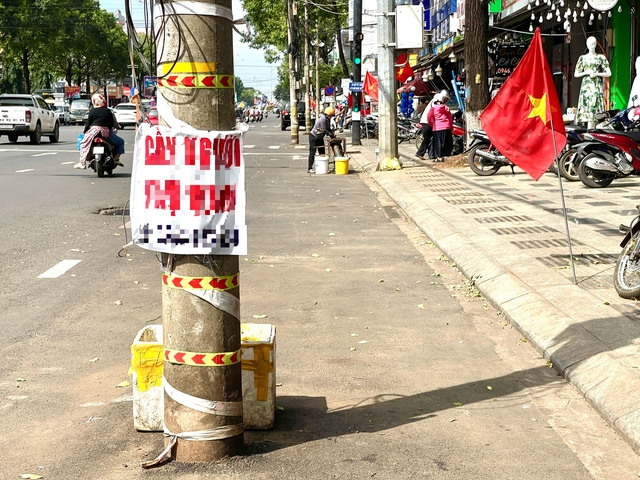 Hàng loạt trụ điện án ngữ dưới lòng đường- Ảnh 2.