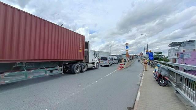 Cầu Phú Mỹ 'báo động đỏ' ùn tắc vì container chết máy liên tục- Ảnh 1. Cầu Phú Mỹ 'báo động đỏ' ùn tắc vì container chết máy liên tục- Ảnh 1.