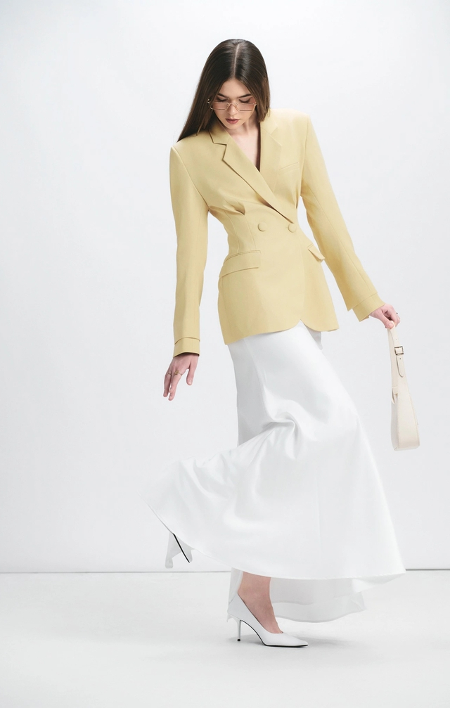 Blazer và chân váy dài - bộ đôi 'high fashion' của mùa thu Blazer và chân váy dài – bộ đôi