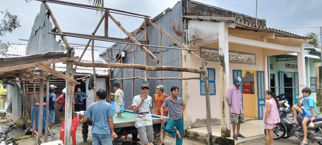 Lốc xoáy tại Cà Mau, 15 căn nhà sập và tốc mái- Ảnh 1.