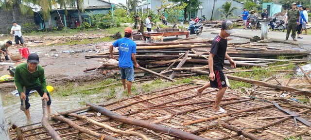Lốc xoáy tại Cà Mau, 15 căn nhà sập và tốc mái- Ảnh 3.