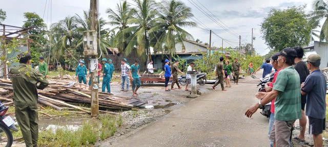 Lốc xoáy tại Cà Mau, 15 căn nhà sập và tốc mái- Ảnh 4.