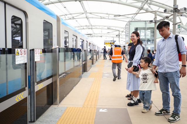 Metro TP.HCM tăng chuyến, cuối tuần chạy tới đêm - Ảnh 1.