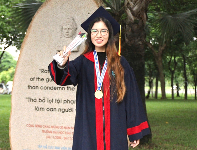 Từ học sinh chuyên văn đến thủ khoa đại học ngành kinh tế- Ảnh 1. Từ học sinh chuyên văn đến thủ khoa đại học ngành kinh tế- Ảnh 1.
