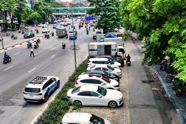 Hà Nội tổng rà soát lề đường, vỉa hè rộng để làm trạm sạc xe điện - Ảnh 1.