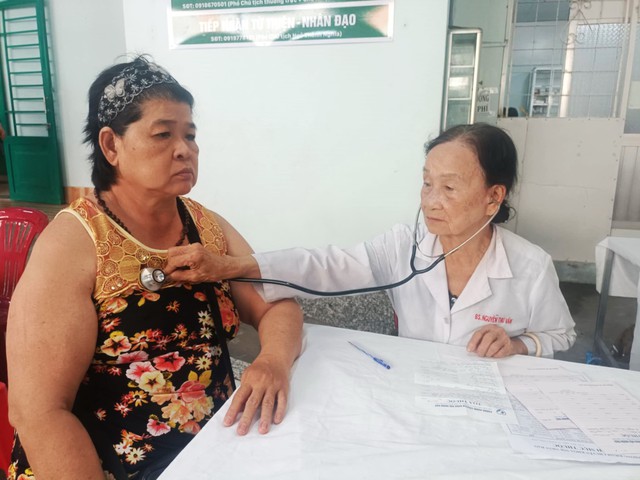 Chuyện tử tế: Bác sĩ tình nguyện 82 tuổi - Ảnh 1.
