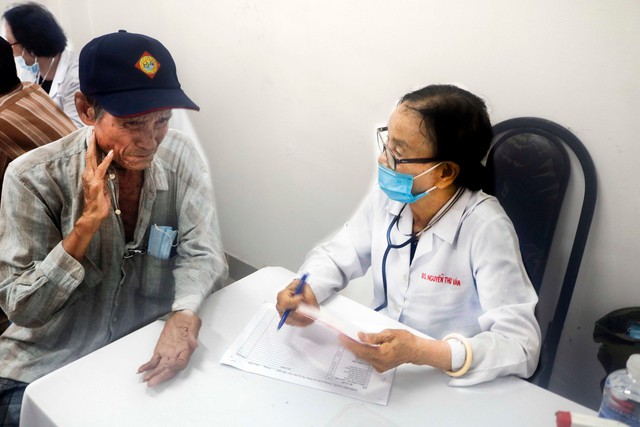 Chuyện tử tế: Bác sĩ tình nguyện 82 tuổi - Ảnh 2.