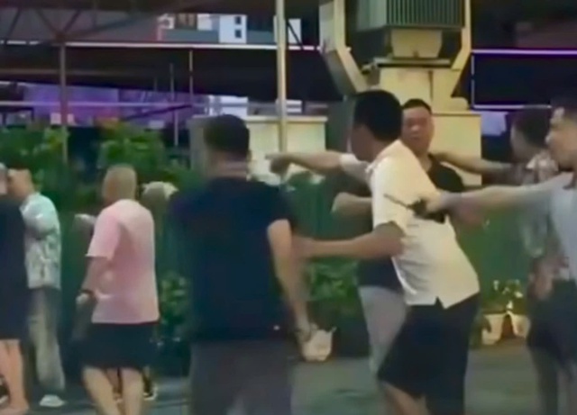 Lời kể của cô gái bị đánh trước quán karaoke ở Quảng Ninh - Ảnh 2.
