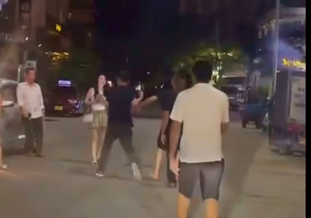  Xác minh vụ 3 phụ nữ bị nhóm đàn ông hành hung trước quán karaoke- Ảnh 1.
