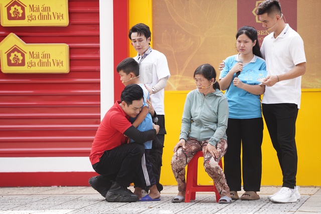 Cầu thủ Tiến Linh bật khóc kể quá khứ - Ảnh 1.