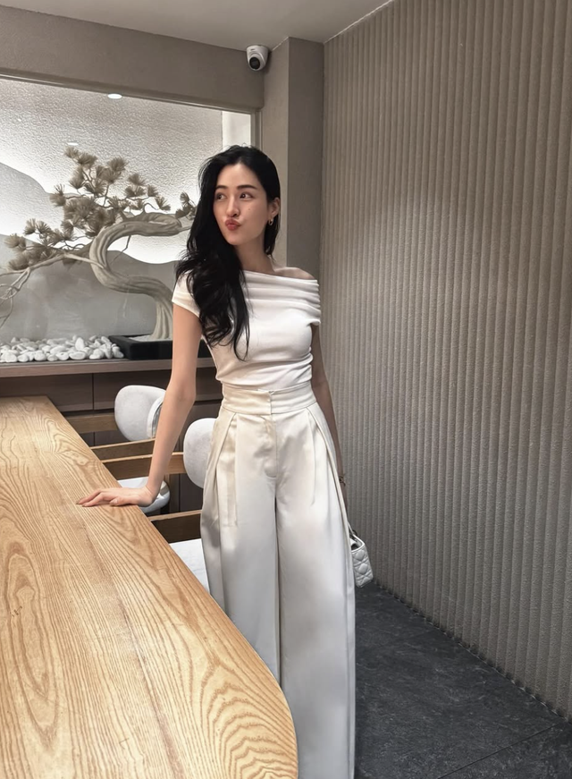 Phối đồ ‘white on white’ giúp nàng công sở nâng tầm vẻ thanh lịch khi thu sang  - Ảnh 2.