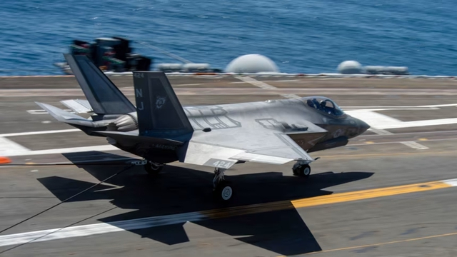 Tiêm kích F-35C của Mỹ rơi, bốc cháy ngùn ngụt- Ảnh 1.