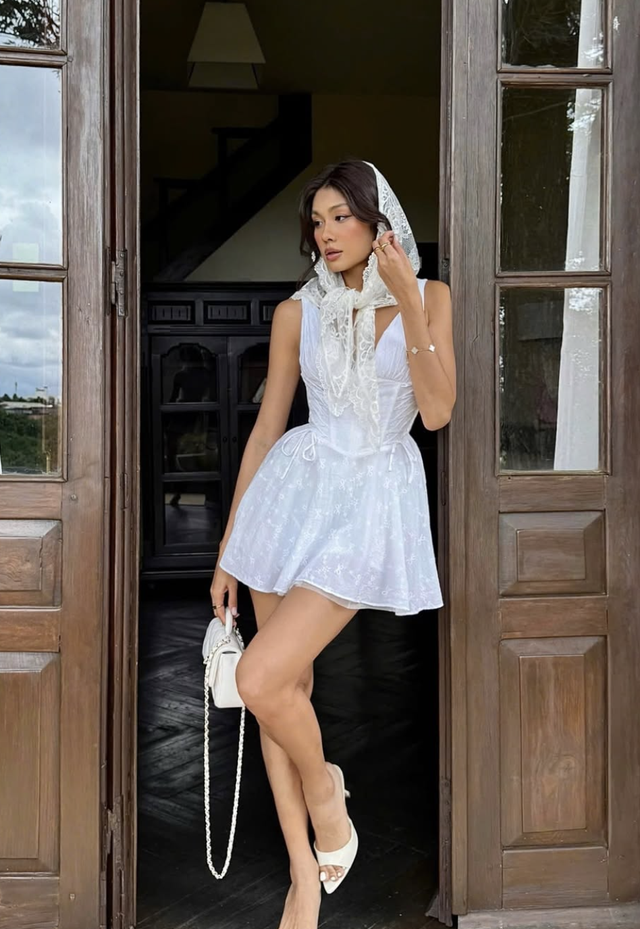 Phối đồ ‘white on white’ giúp nàng công sở nâng tầm vẻ thanh lịch khi thu sang  - Ảnh 8.