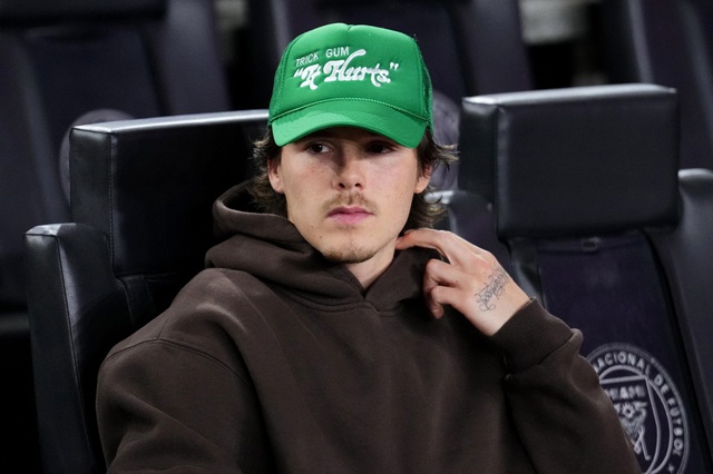 Con trai út David Beckham chỉ trích vợ chồng anh trai Brooklyn Beckham - Ảnh 2.