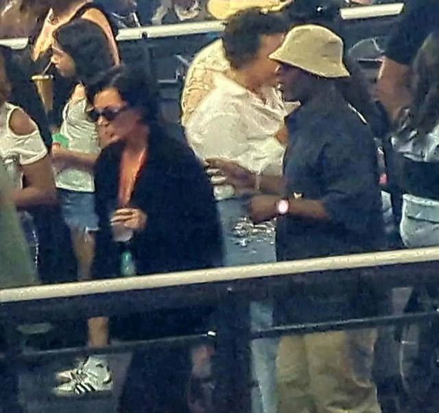 Mẹ ruột Kim Kardashian đ&atilde; 'ch&aacute;n ngấy' t&igrave;nh trẻ k&eacute;m 25 tuổi - Ảnh 1.