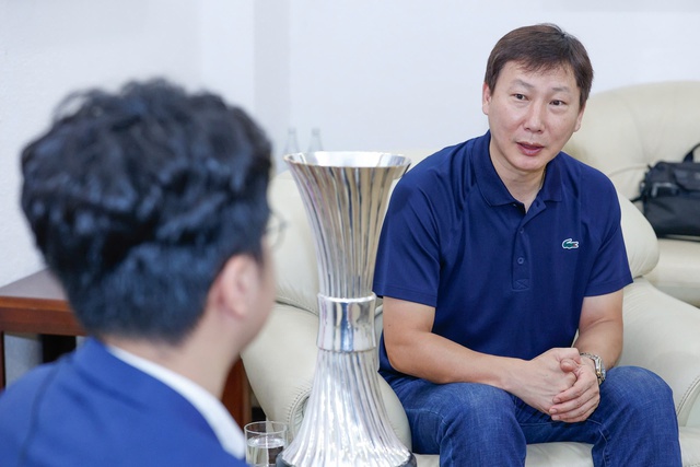 HLV Kim Sang Sik: ‘Tôi mong chờ Xuân Son và Văn Hậu, sẽ trao cơ hội cho Chung Đỗ nếu…’ - Ảnh 4.