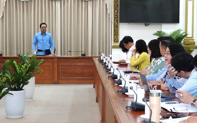 Phó chủ tịch phường Sài Gòn ngồi 2 giờ ký 1.000 bản sao y giấy tờ- Ảnh 3.
