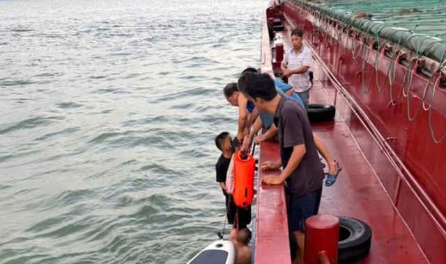Cứu sống 2 bố con bị sóng biển cuốn trôi sau 1 đêm lênh đênh trên biển - Ảnh 1.