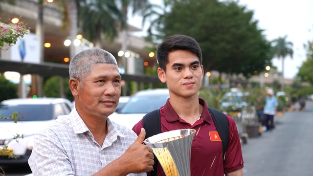 Quốc Việt rủ Đình Bắc, Văn Khang,... nhảy TikTok theo trend cực hài hước ở sân bay - Ảnh 5.