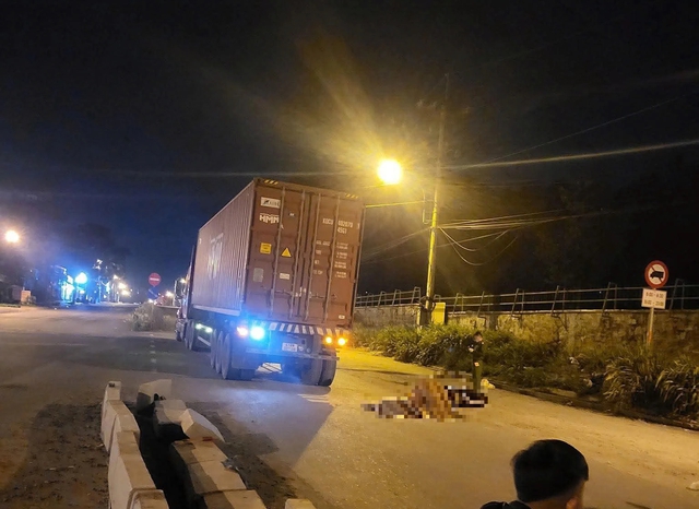 TP.HCM: Ngã tại đường đang thi công, 1 người bị xe container cán tử vong- Ảnh 1.