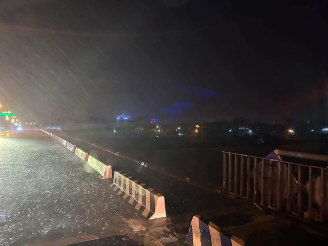 Giông lốc thổi bay hàng chục mét lan can cầu ở Hưng Yên - Ảnh 1.