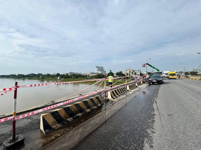 Giông lốc thổi bay hàng chục mét lan can cầu ở Hưng Yên - Ảnh 2.