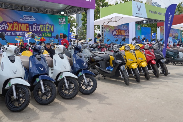 Mua xe máy cho con đi học, nên chọn xe xăng 50cc hay xe điện VinFast? - Ảnh 1.