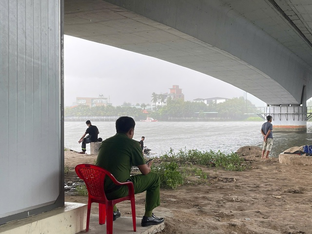 Tìm cô gái nhảy cầu, phát hiện 2 thi thể nam giới dưới sông Sài Gòn- Ảnh 1. Tìm cô gái nhảy cầu, phát hiện 2 thi thể nam giới dưới sông Sài Gòn- Ảnh 1.