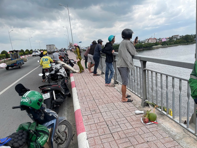 Tìm cô gái nhảy cầu, phát hiện 2 thi thể nam giới dưới sông Sài Gòn- Ảnh 2.