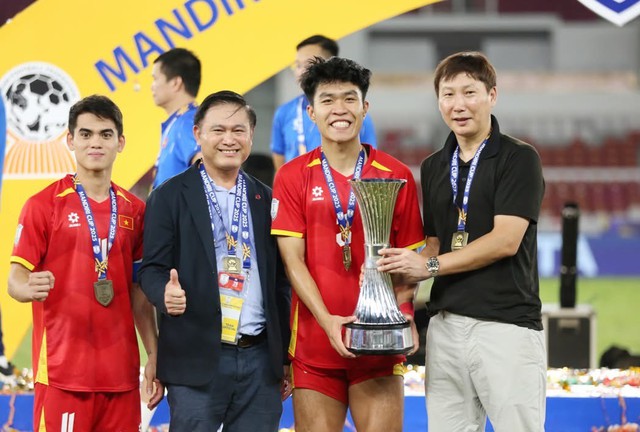 HLV Kim Sang Sik: ‘Tôi mong chờ Xuân Son và Văn Hậu, sẽ trao cơ hội cho Chung Đỗ nếu…’ - Ảnh 1.