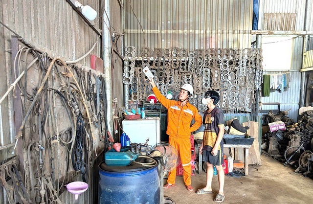 EVNCPC đẩy mạnh tuyên truyền, kiểm tra an toàn điện, phòng chống cháy nổ EVNCPC đẩy mạnh tuyên truyền, kiểm tra an toàn điện, phòng chống cháy nổ