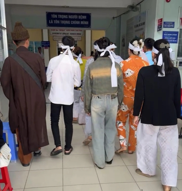 Cà Mau: Người nhà, thầy cúng đến ‘trục vong’ tại Trung tâm y tế U Minh Cà Mau: Người nhà, thầy cúng đến ‘trục vong’ tại Trung tâm y tế U Minh