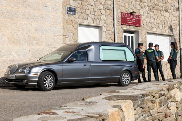 Chuyến xe chở di hài Diogo Jota và em trai về tới Bồ Đào Nha, hàng ngàn người chờ viếng- Ảnh 2. Chuyến xe chở di hài Diogo Jota và em trai về tới Bồ Đào Nha, hàng ngàn người chờ viếng- Ảnh 2.