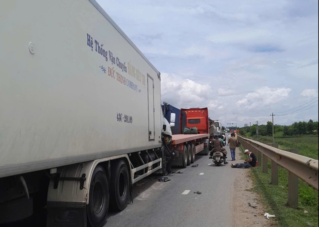 Quảng Trị: Tai nạn liên hoàn giữa 5 ô tô, giao thông ách tắc Quảng Trị: Tai nạn liên hoàn giữa 5 ô tô, giao thông ách tắc