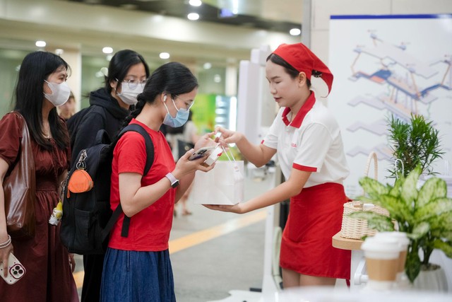 Trạm nạp năng lượng Toshiba 'gây sốt' tại Metro Nhà hát Thành phố - Ảnh 3.