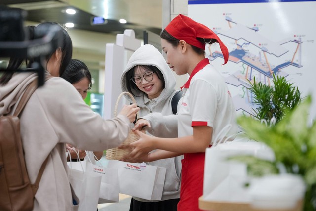 Trạm nạp năng lượng Toshiba 'gây sốt' tại Metro Nhà hát Thành phố - Ảnh 7.