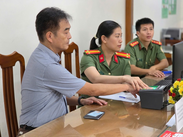 Khánh Hòa triển khai thuận lợi cấp định danh điện tử mức 2 cho người nước ngoài- Ảnh 4. Khánh Hòa triển khai thuận lợi cấp định danh điện tử mức 2 cho người nước ngoài- Ảnh 4.